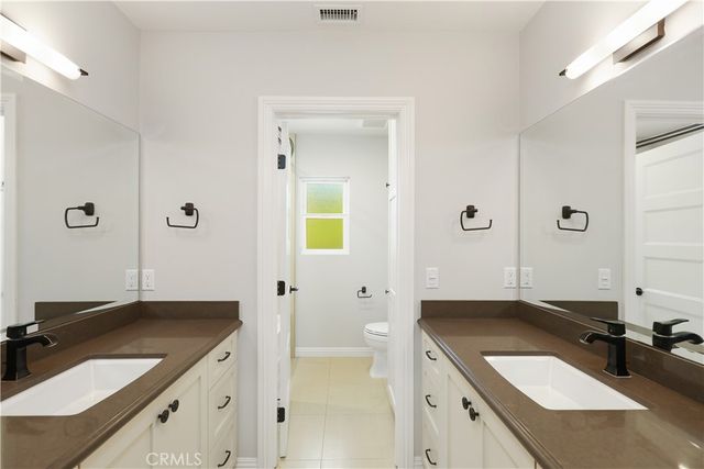 933 W Riviera Dr., Santa Ana, CA 92705