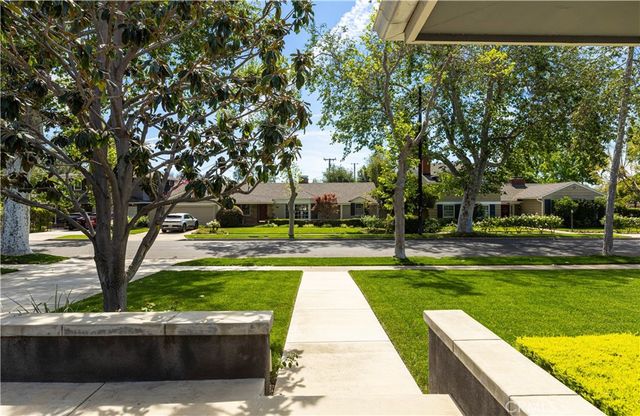 933 W Riviera Dr., Santa Ana, CA 92705