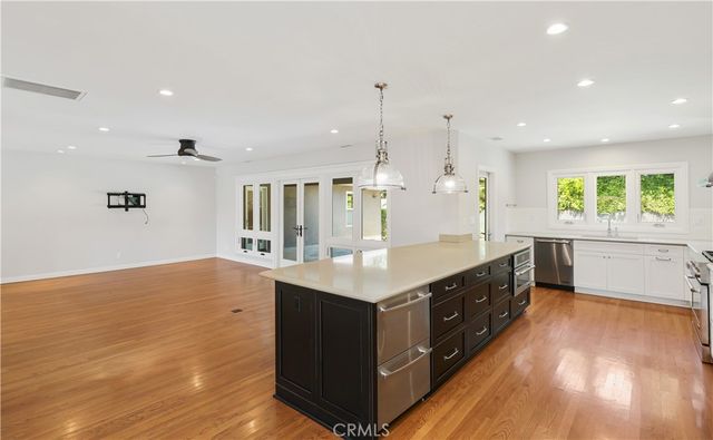 933 W Riviera Dr., Santa Ana, CA 92705