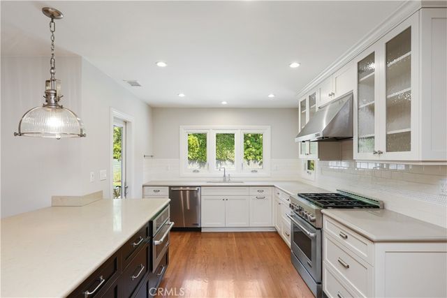 933 W Riviera Dr., Santa Ana, CA 92705