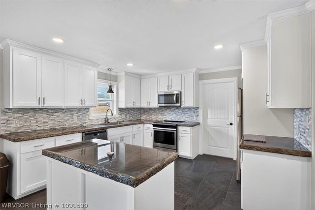 8805 N Lake Lane, Hackett, AR 72937