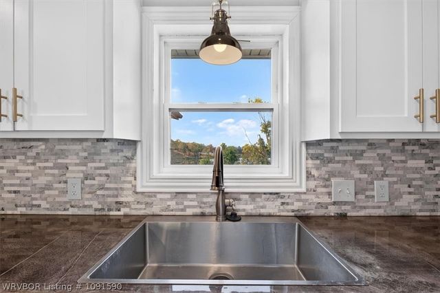 8805 N Lake Lane, Hackett, AR 72937