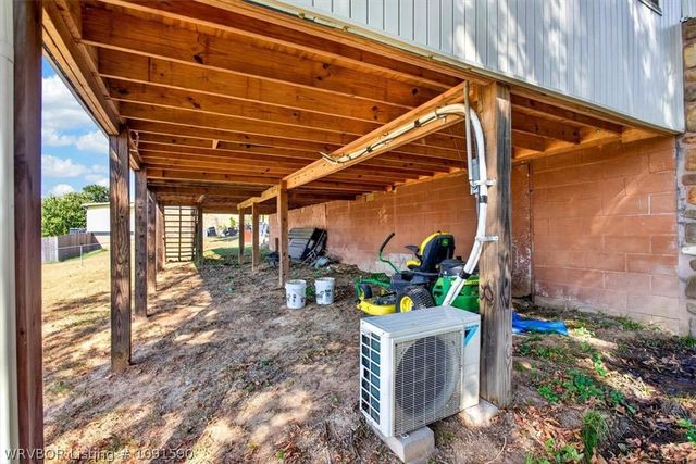 8805 N Lake Lane, Hackett, AR 72937