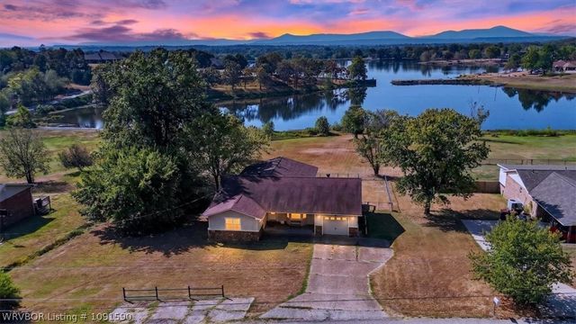 8805 N Lake Lane, Hackett, AR 72937