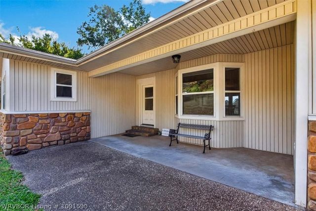 8805 N Lake Lane, Hackett, AR 72937