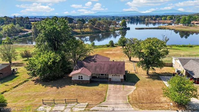 8805 N Lake Lane, Hackett, AR 72937