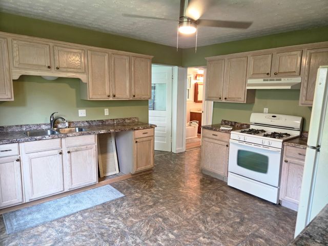 1633 E Lombard Street, Springfield, MO 65802