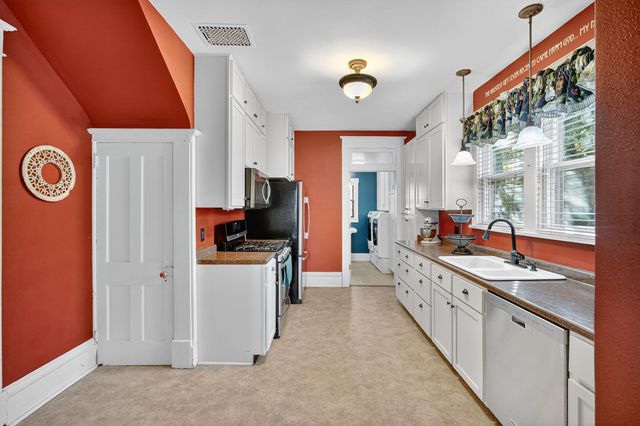 1007 N Howard Street, Indianola, IA 50125