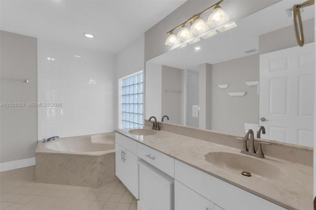 10635 NW 54th St, Doral, FL 33178