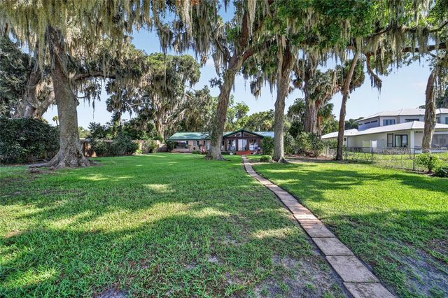 13200 E HIGHWAY 25, Ocklawaha, FL 32179