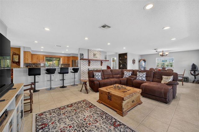13200 E HIGHWAY 25, Ocklawaha, FL 32179