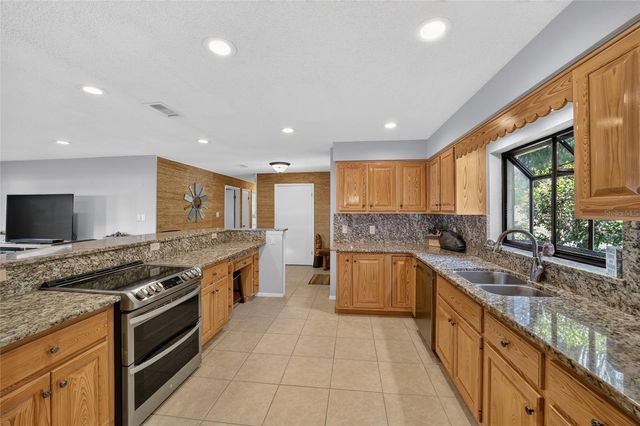 13200 E HIGHWAY 25, Ocklawaha, FL 32179