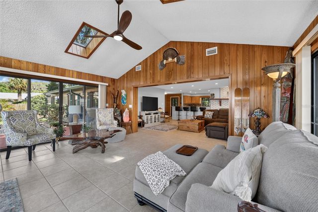 13200 E HIGHWAY 25, Ocklawaha, FL 32179