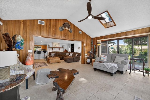 13200 E HIGHWAY 25, Ocklawaha, FL 32179