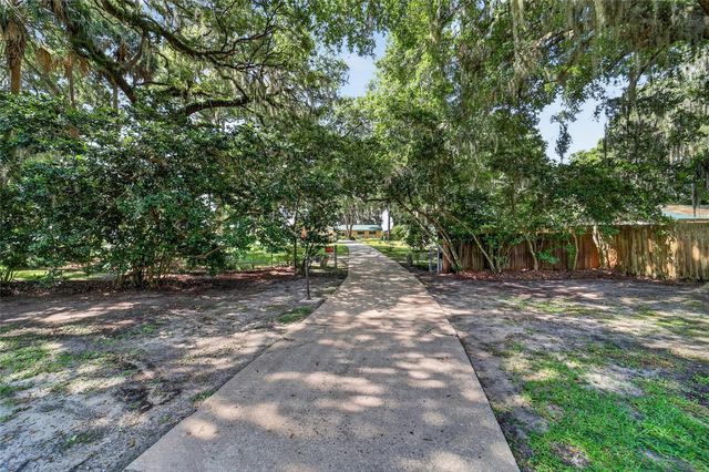 13200 E HIGHWAY 25, Ocklawaha, FL 32179
