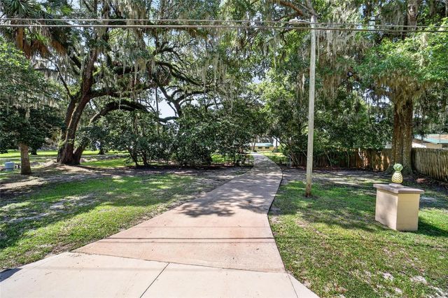 13200 E HIGHWAY 25, Ocklawaha, FL 32179