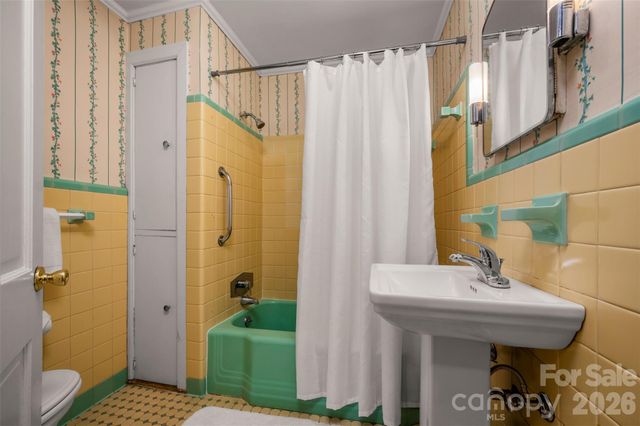 151 S Magnolia Street, Forest City, NC 28043