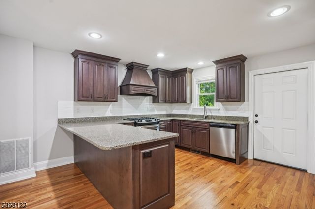 49 Summit Ave, Chatham Boro, NJ 07928