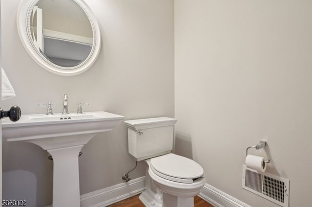 49 Summit Ave, Chatham Boro, NJ 07928