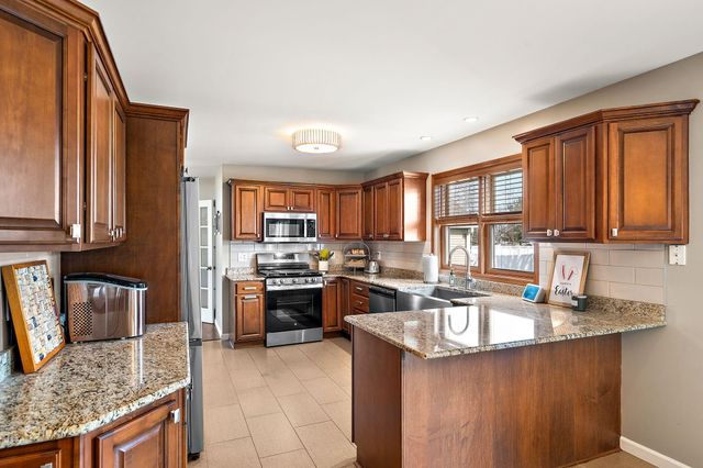 412 Chessington Drive, Crown Point, IN 46307