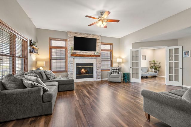 412 Chessington Drive, Crown Point, IN 46307