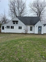 1236 Saunders Sett Road, Lewiston, NY 14305