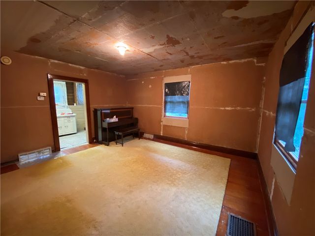 548 Chestnut St, Monessen, PA 15062