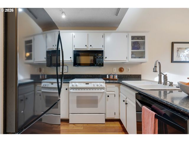 4000 CARMAN Dr 106, Lake Oswego, OR 97035