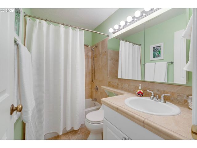 4000 CARMAN Dr 106, Lake Oswego, OR 97035