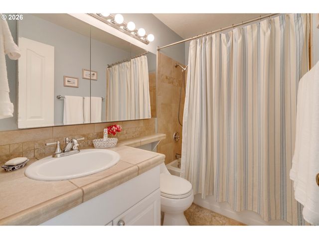 4000 CARMAN Dr 106, Lake Oswego, OR 97035