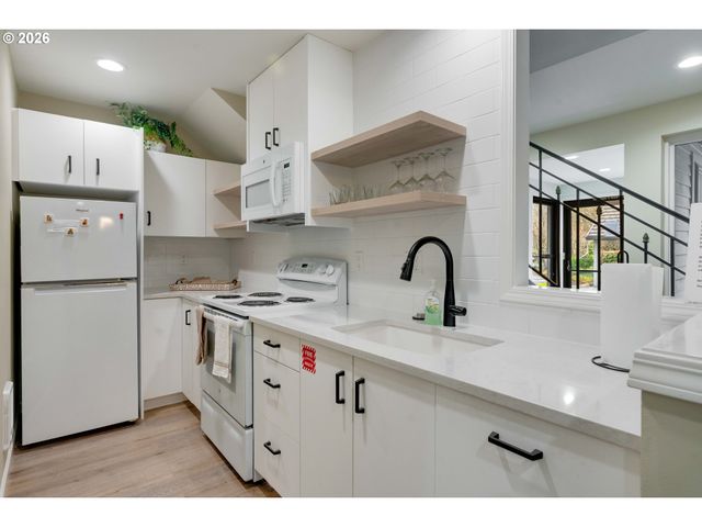 4000 CARMAN Dr 106, Lake Oswego, OR 97035