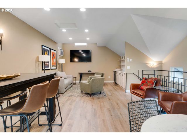 4000 CARMAN Dr 106, Lake Oswego, OR 97035