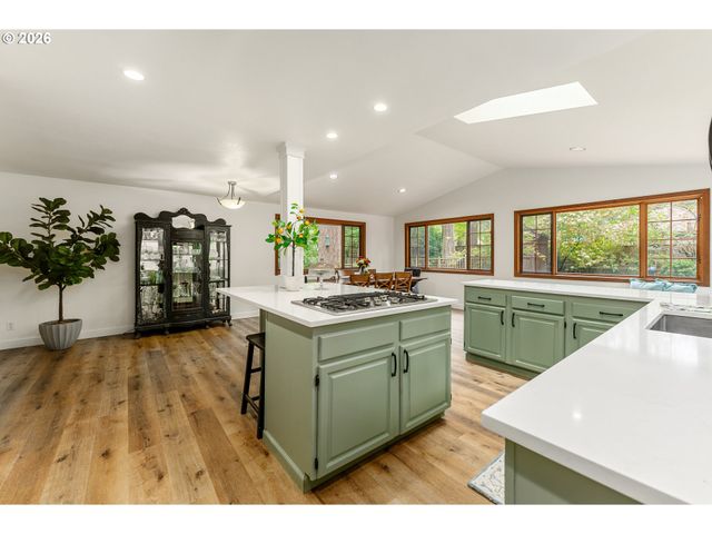 5955 Washington Ct, Lake Oswego, OR 97035