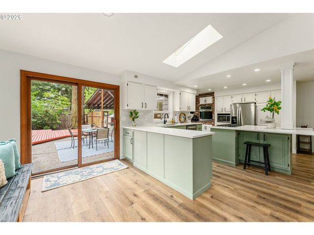 5955 Washington Ct, Lake Oswego, OR 97035
