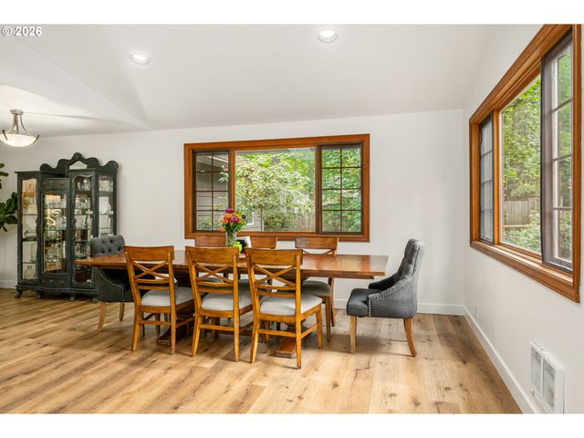 5955 Washington Ct, Lake Oswego, OR 97035