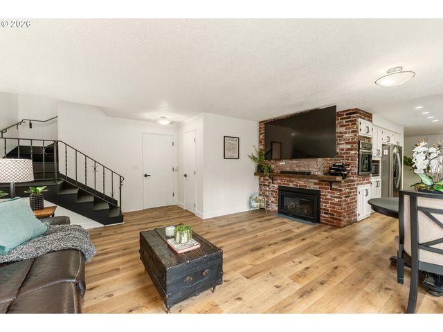 5955 Washington Ct, Lake Oswego, OR 97035
