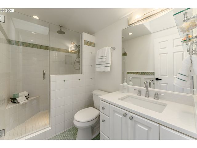 5955 Washington Ct, Lake Oswego, OR 97035