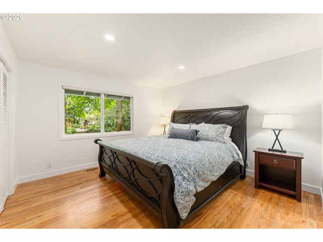 5955 Washington Ct, Lake Oswego, OR 97035