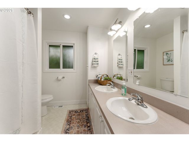 5955 Washington Ct, Lake Oswego, OR 97035