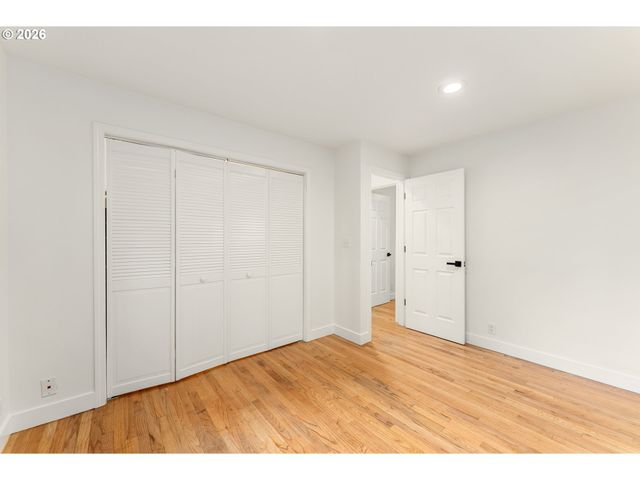 5955 Washington Ct, Lake Oswego, OR 97035
