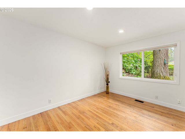 5955 Washington Ct, Lake Oswego, OR 97035