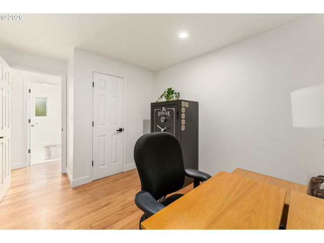 5955 Washington Ct, Lake Oswego, OR 97035