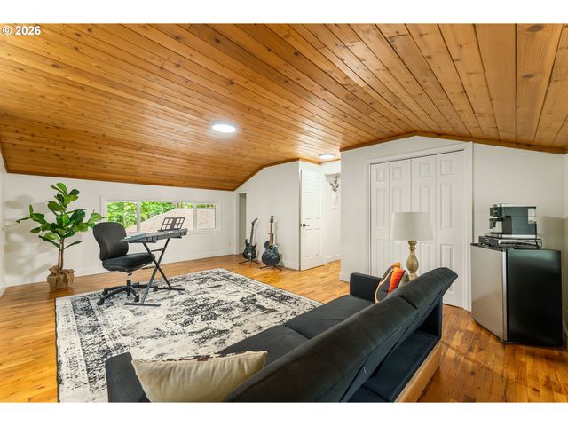 5955 Washington Ct, Lake Oswego, OR 97035