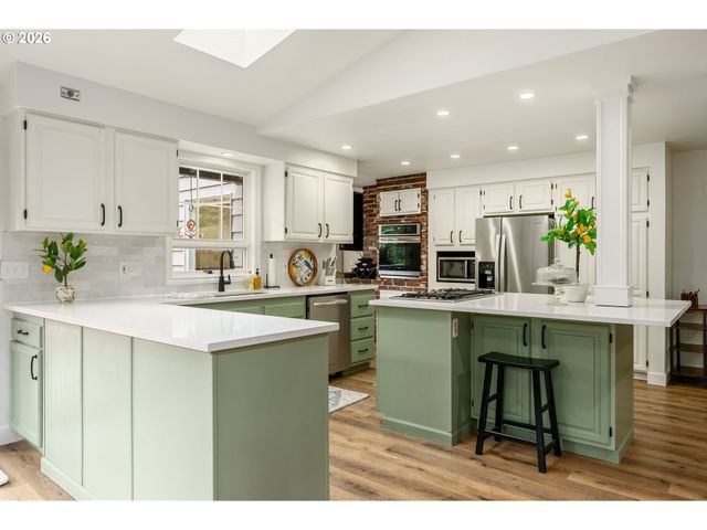 5955 Washington Ct, Lake Oswego, OR 97035