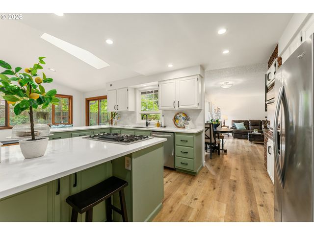5955 Washington Ct, Lake Oswego, OR 97035