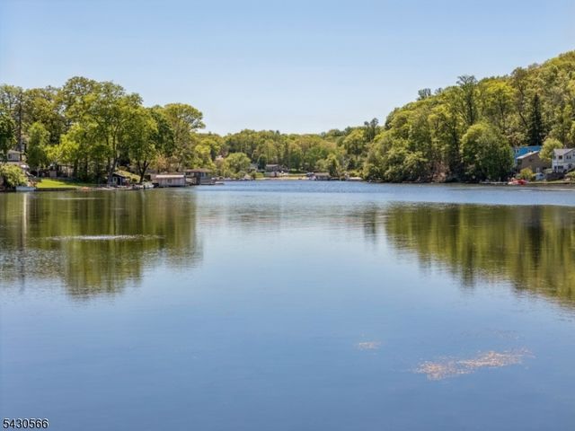 7 Riggs Ave, Hopatcong Boro, NJ 07843