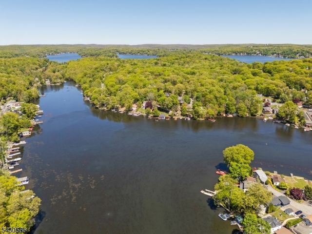 7 Riggs Ave, Hopatcong Boro, NJ 07843