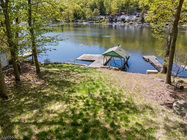 7 Riggs Ave, Hopatcong Boro, NJ 07843
