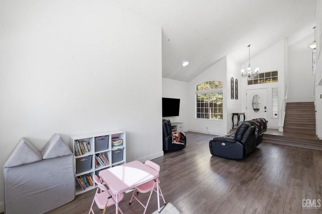 705 Sand Creek Drive, Bakersfield, CA 93312