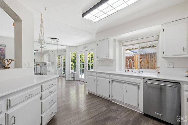 705 Sand Creek Drive, Bakersfield, CA 93312